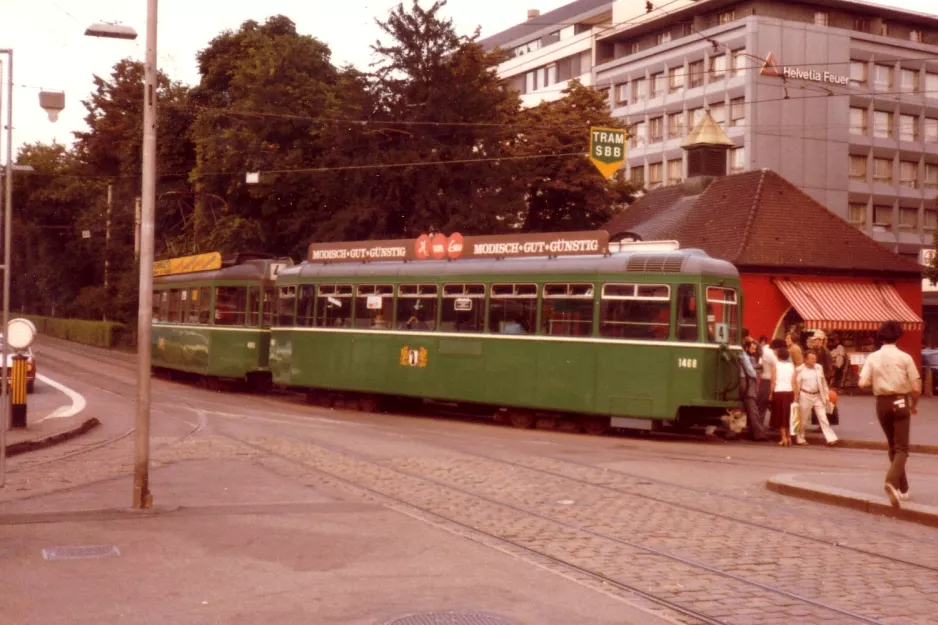Basel Straßenbahnlinie 4 mit Beiwagen 1468 am Aeschenplatz (1981)