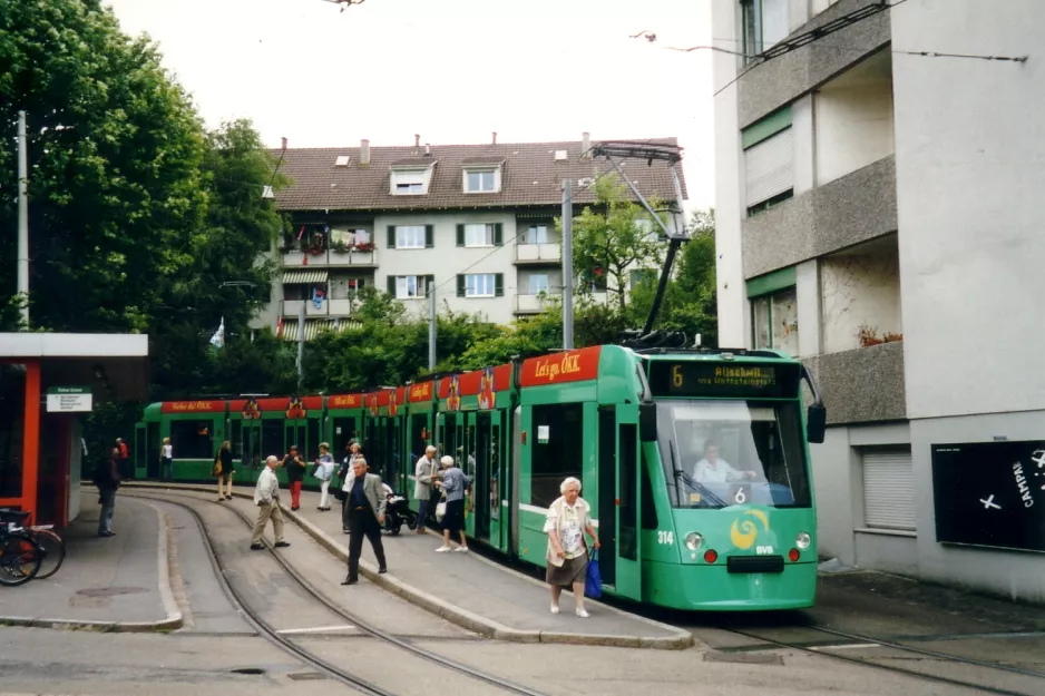 Basel Straßenbahnlinie 6 mit Niederflurgelenkwagen 314 am Riehen Grenze (2003)