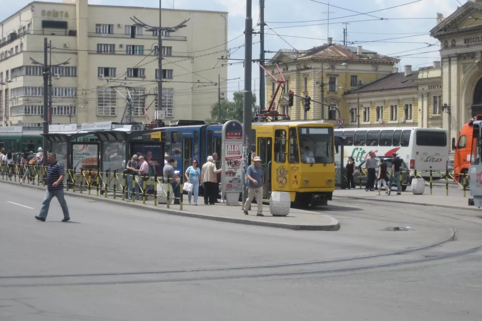 Beograd Straßenbahnlinie 2 mit Gelenkwagen 376 am Savski Trg (2008)