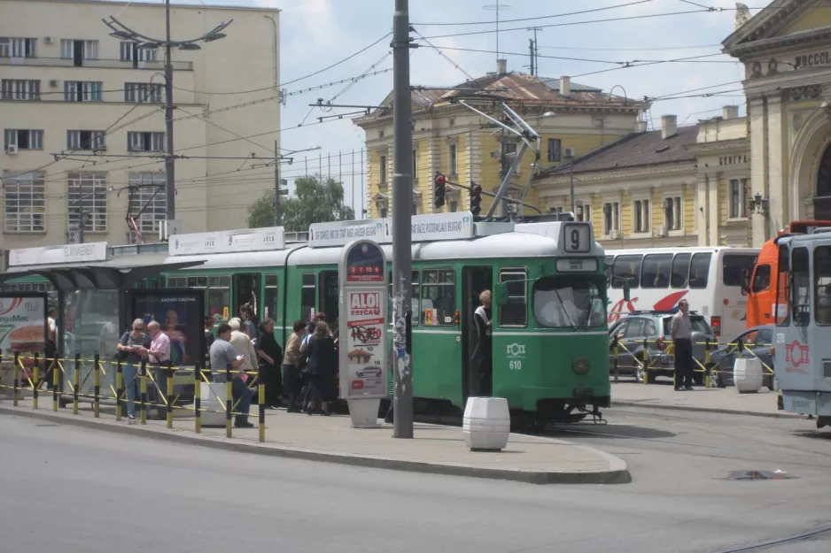 Beograd Straßenbahnlinie 9 mit Gelenkwagen 610 am Savski Trg (2008)