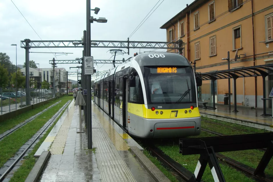 Bergamo Regionallinie T1 mit Gelenkwagen 006 am Albino (2016)