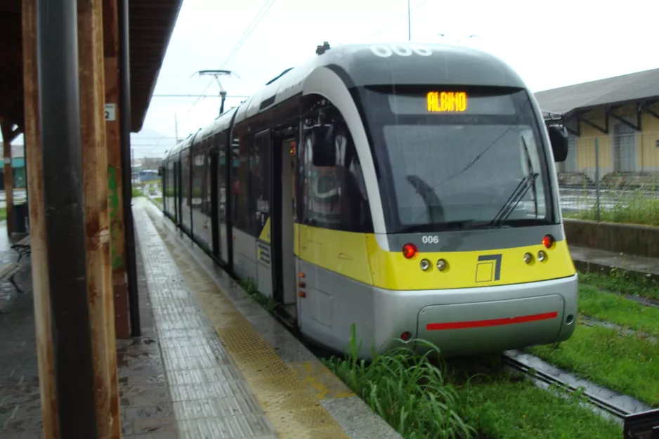 Bergamo Regionallinie T1 mit Gelenkwagen 006 am Bergamo FS (2016)