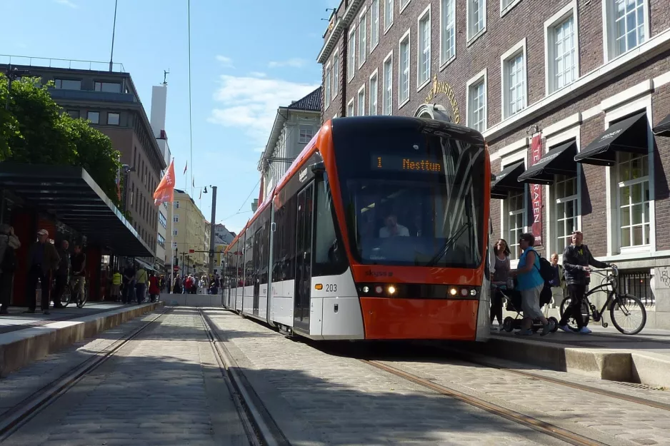 Bergen Straßenbahnlinie 1 (Bybanen) mit Niederflurgelenkwagen 203, die Vorderseite Byparken (2010)