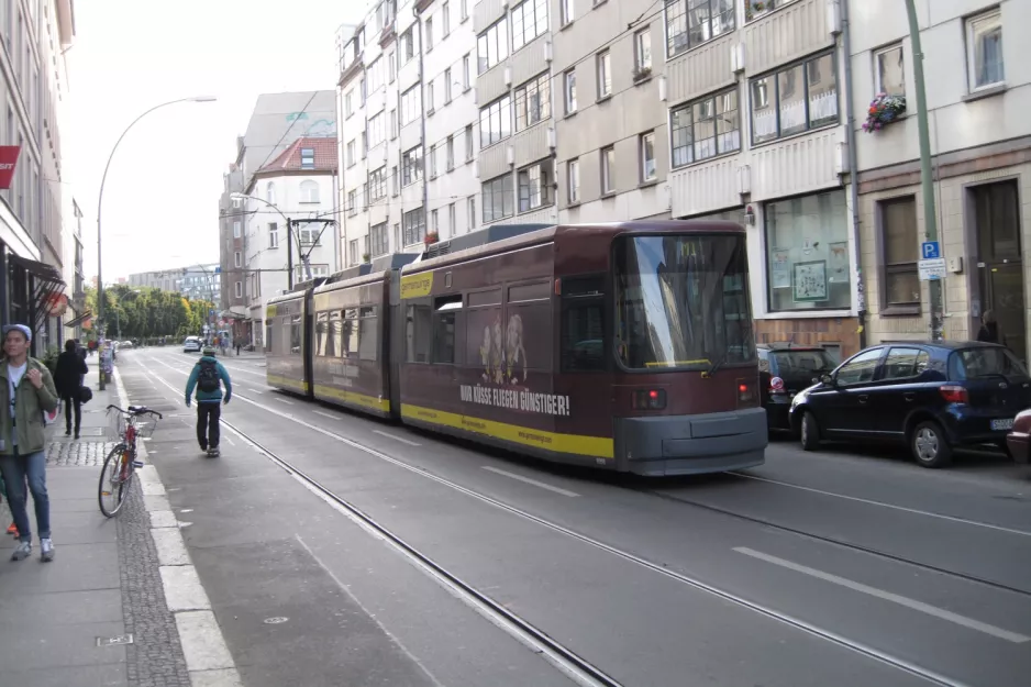 Berlin Schnelllinie M1 mit Niederflurgelenkwagen 1098 auf Rosenthaler Straße (2012)