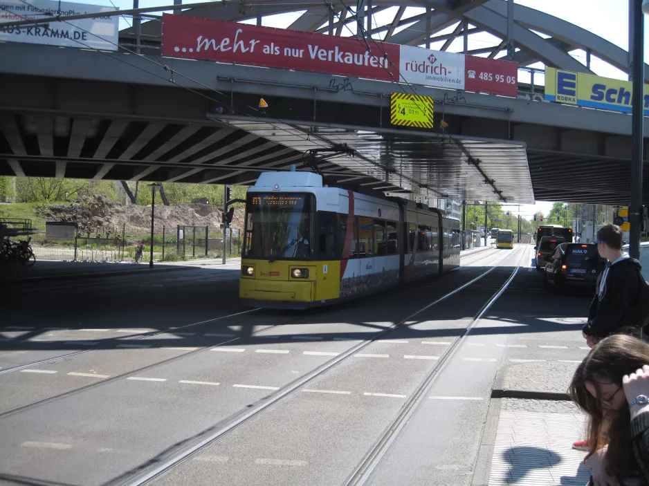 Berlin Schnelllinie M1 mit Niederflurgelenkwagen 1513 auf Berliner Strasse, Pankow (2016)