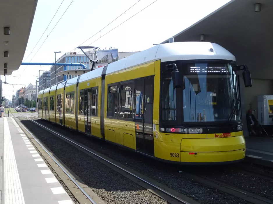 Berlin Schnelllinie M10 mit Niederflurgelenkwagen 1083 am Hauptbahnhof (2019)