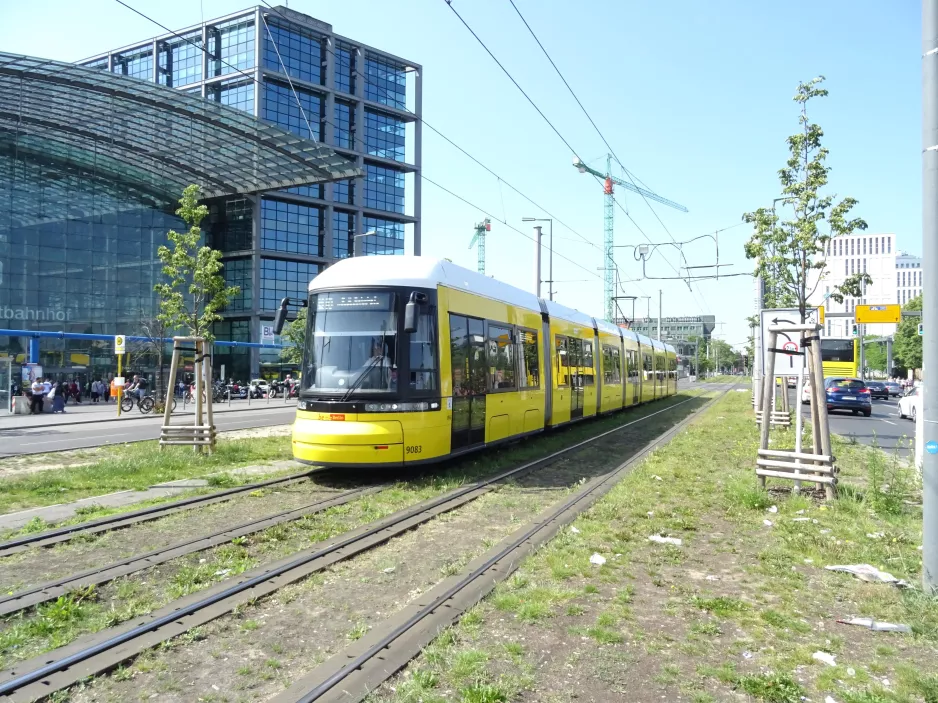 Berlin Schnelllinie M10 mit Niederflurgelenkwagen 1083 vor Hauptbahnhof (2019)