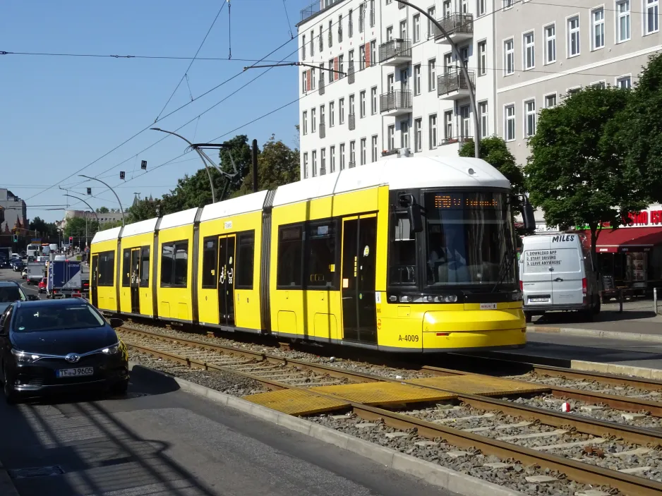 Berlin Schnelllinie M10 mit Niederflurgelenkwagen 4009 am S+U Warschauer Str. (2024)