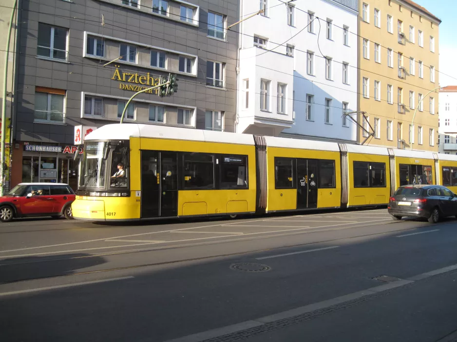 Berlin Schnelllinie M10 mit Niederflurgelenkwagen 4017nah Arnswalder Platz (2016)