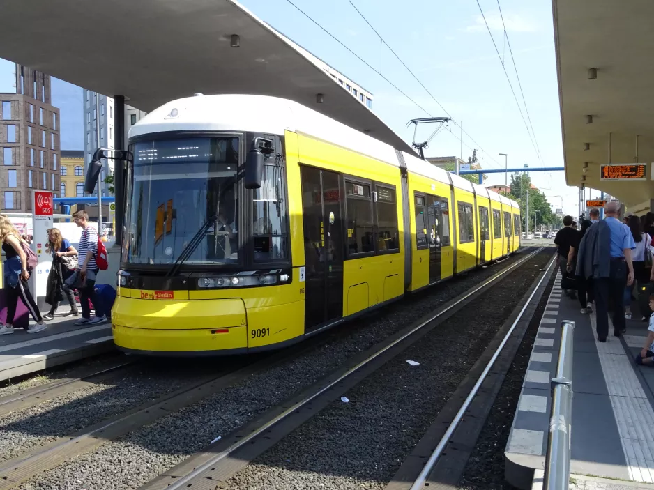 Berlin Schnelllinie M10 mit Niederflurgelenkwagen 9091 am Hauptbahnhof (2019)