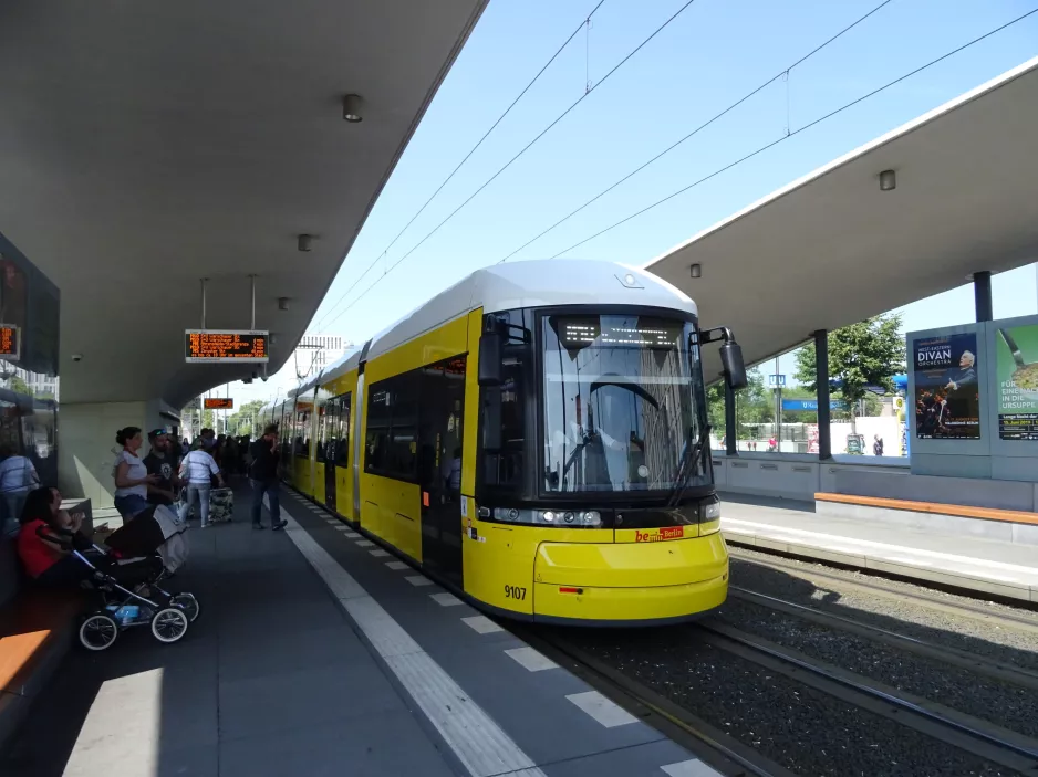 Berlin Schnelllinie M10 mit Niederflurgelenkwagen 9107 am Hauptbahnhof (2019)