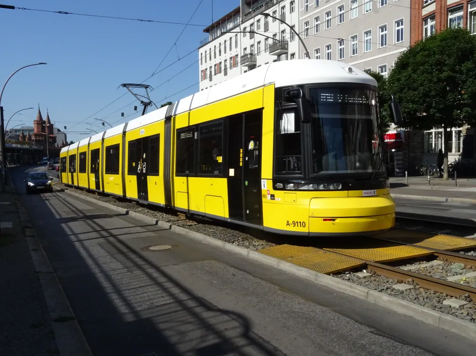 Berlin Schnelllinie M10 mit Niederflurgelenkwagen 9110 am S+U Warschauer Str. (2024)