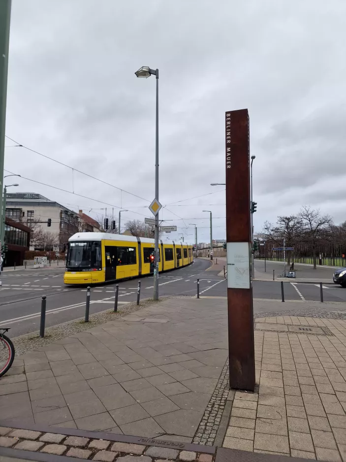 Berlin Schnelllinie M10 mit Niederflurgelenkwagen 9150 auf Julie-Wolfthorn Straße (2023)