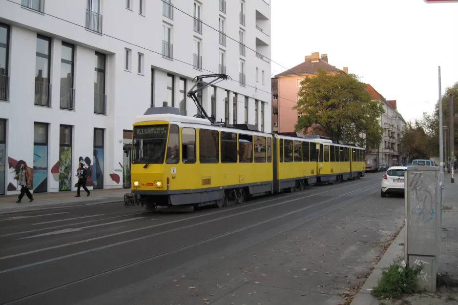 Berlin Schnelllinie M13 mit Gelenkwagen 7034 auf Holteistr. (2012)