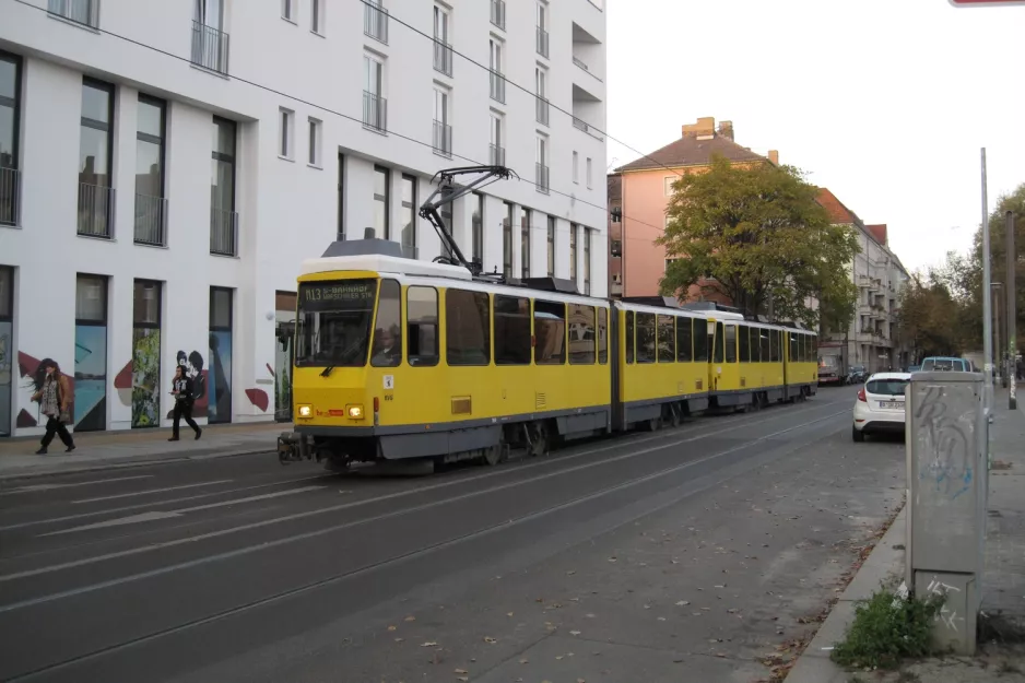 Berlin Schnelllinie M13 mit Gelenkwagen 7034 auf Holteistraße (2012)