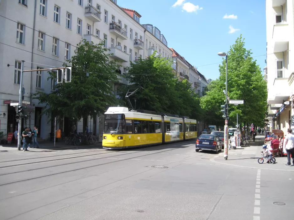 Berlin Schnelllinie M13 mit Niederflurgelenkwagen 1071 auf Wülischstraße, Friedrichshain (2016)