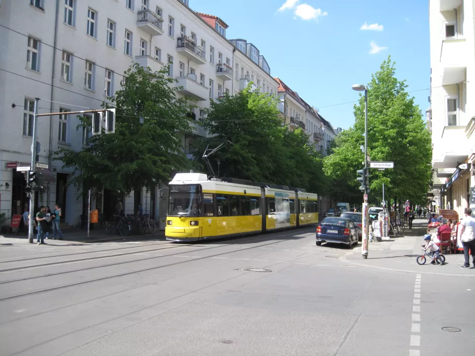 Berlin Schnelllinie M13 mit Niederflurgelenkwagen 1071 nahe bei Wühlischstr. / Gärtnerstr. (2016)