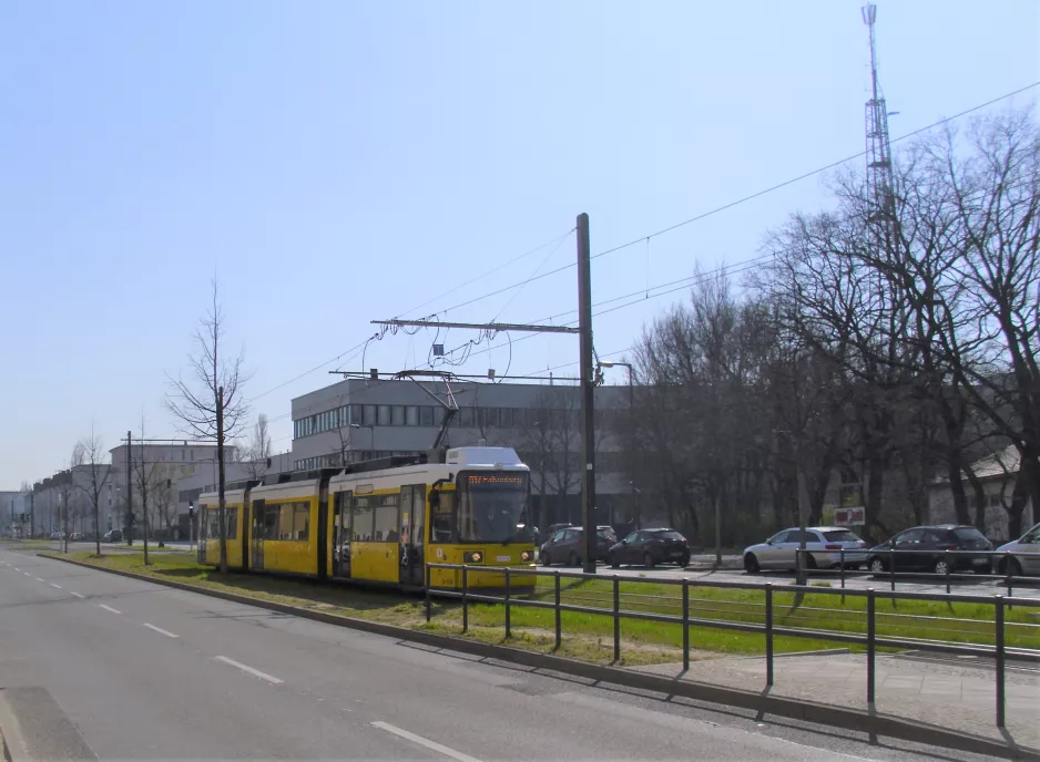 Berlin Schnelllinie M17 mit Niederflurgelenkwagen 1530 auf Groß-Berliner Damm (2022)