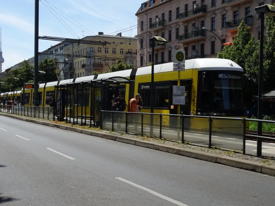 Berlin Schnelllinie M2 mit Niederflurgelenkwagen 9075 am Marienburger Straße (2024)