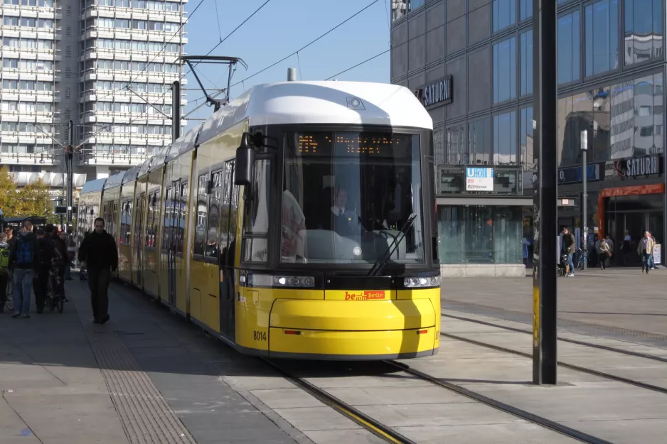 Berlin Schnelllinie M4 mit Niederflurgelenkwagen 8014 nahe bei S+U Alexanderplatz / Dircksenstr. (2012)