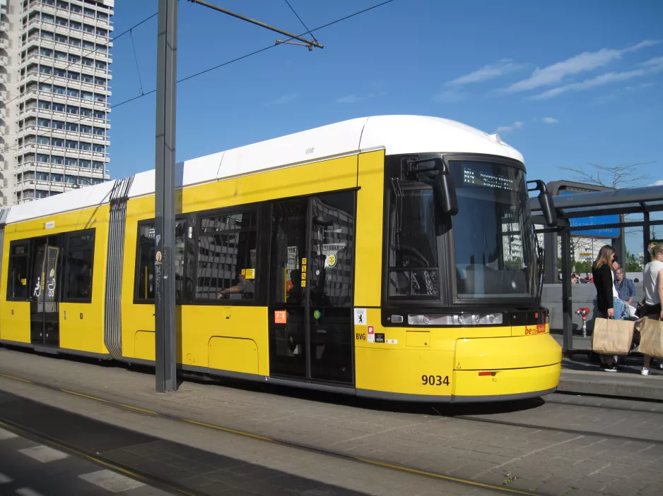 Berlin Schnelllinie M4 mit Niederflurgelenkwagen 9034 am U Alexanderplatz (2016)