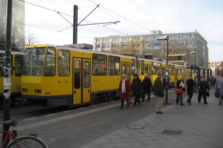 Berlin Schnelllinie M5 mit Gelenkwagen 6080 am U Alexanderplatz (2007)