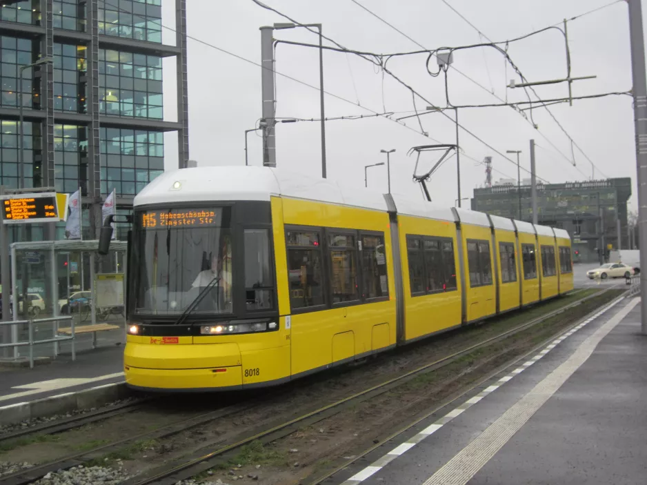 Berlin Schnelllinie M5 mit Niederflurgelenkwagen 8018 am S+U Hauptbahnhof (2015)