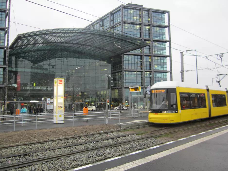 Berlin Schnelllinie M5 mit Niederflurgelenkwagen 8018 vor Hauptbahnhof (2015)