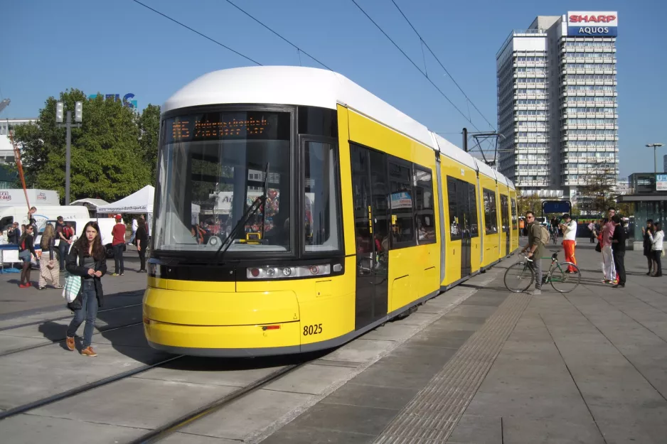 Berlin Schnelllinie M5 mit Niederflurgelenkwagen 8025 auf Alexanderplatz (2012)