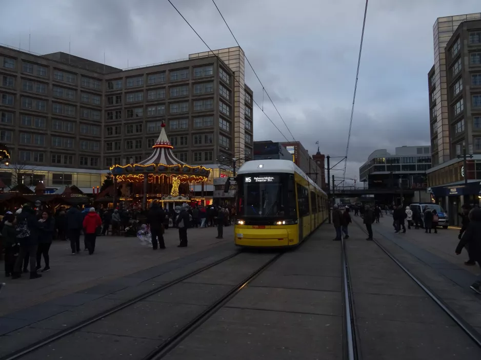 Berlin Schnelllinie M5 mit Niederflurgelenkwagen 9090 auf Alexanderplatz (2018)