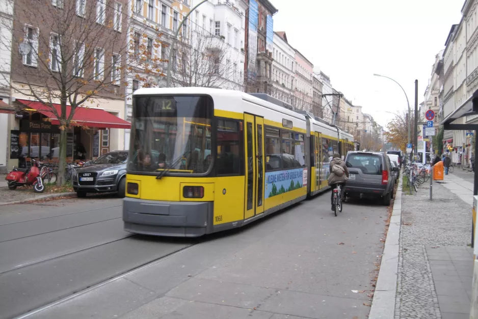 Berlin Straßenbahnlinie 12 mit Niederflurgelenkwagen 1068nah S Oranienburger Str. (2010)