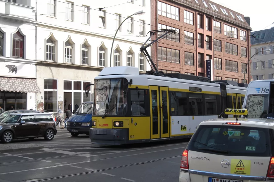 Berlin Straßenbahnlinie 12 mit Niederflurgelenkwagen 2013 auf Rosenthaler Straße (2012)