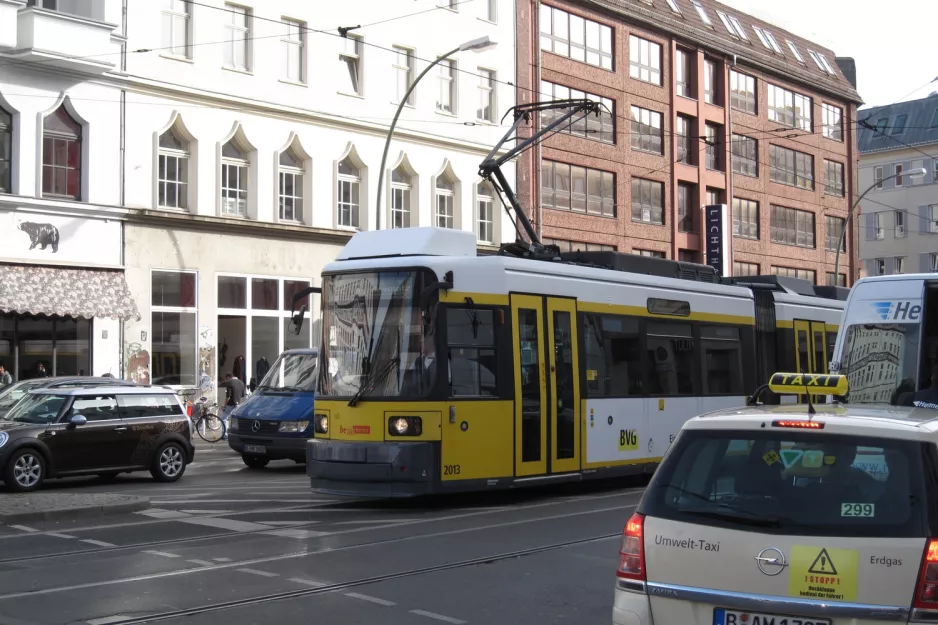 Berlin Straßenbahnlinie 12 mit Niederflurgelenkwagen 2013nah Rosenthaler Platz (2012)