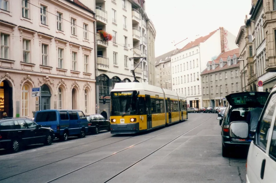 Berlin Straßenbahnlinie 15 mit Niederflurgelenkwagen 2044 auf Alte Schönhauser Straße (2002)