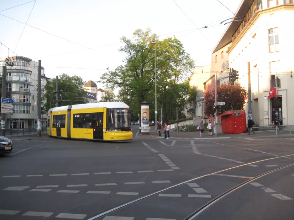 Berlin Straßenbahnlinie 50 mit Niederflurgelenkwagen 9021 in der Kreuzung Breite Straße/Berliner Straße, Pankow (2016)