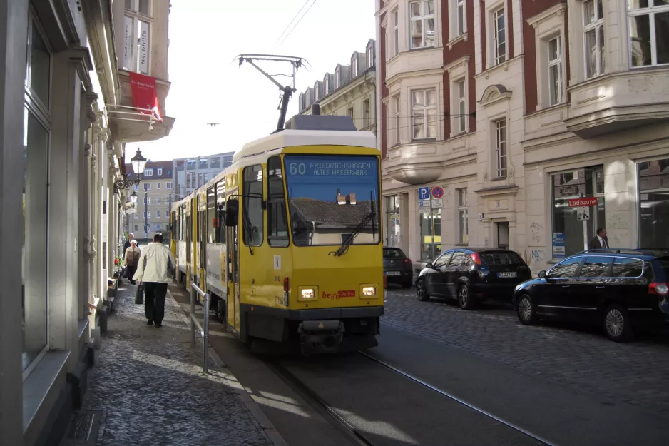 Berlin Straßenbahnlinie 60 mit Gelenkwagen 6137nah Freiheit (2012)