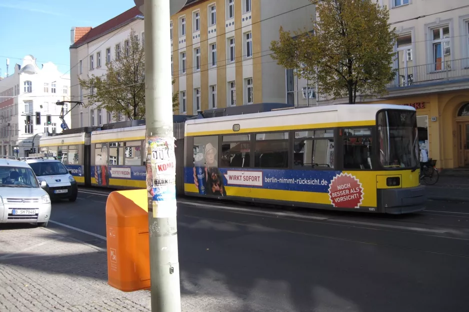 Berlin Straßenbahnlinie 62 mit Niederflurgelenkwagen 1085nah Bahnhofstr. / Seelenbinderstr. (2012)