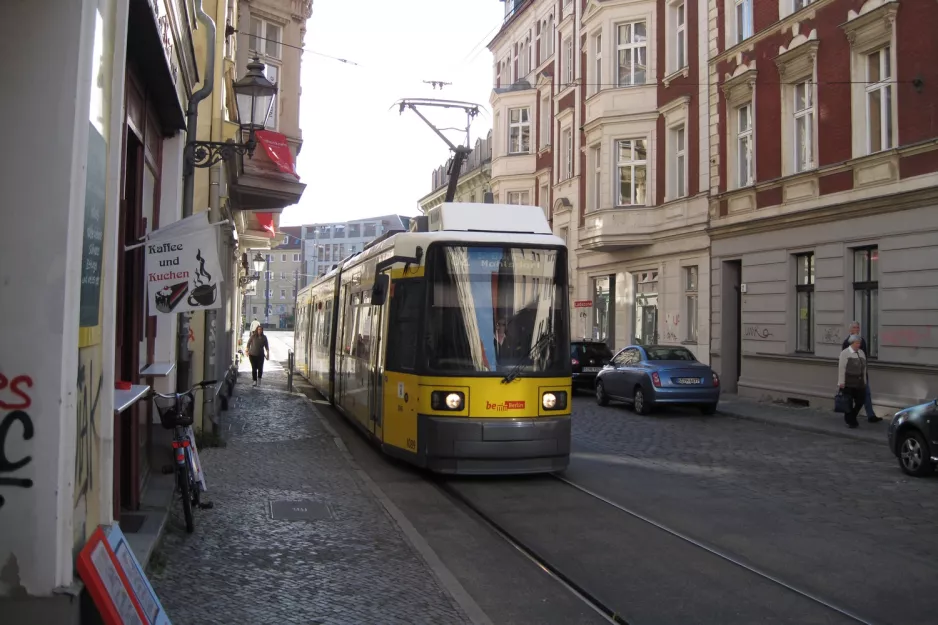 Berlin Straßenbahnlinie 62 mit Niederflurgelenkwagen 1089 nahe bei Schloßplatz Köpenick (2012)