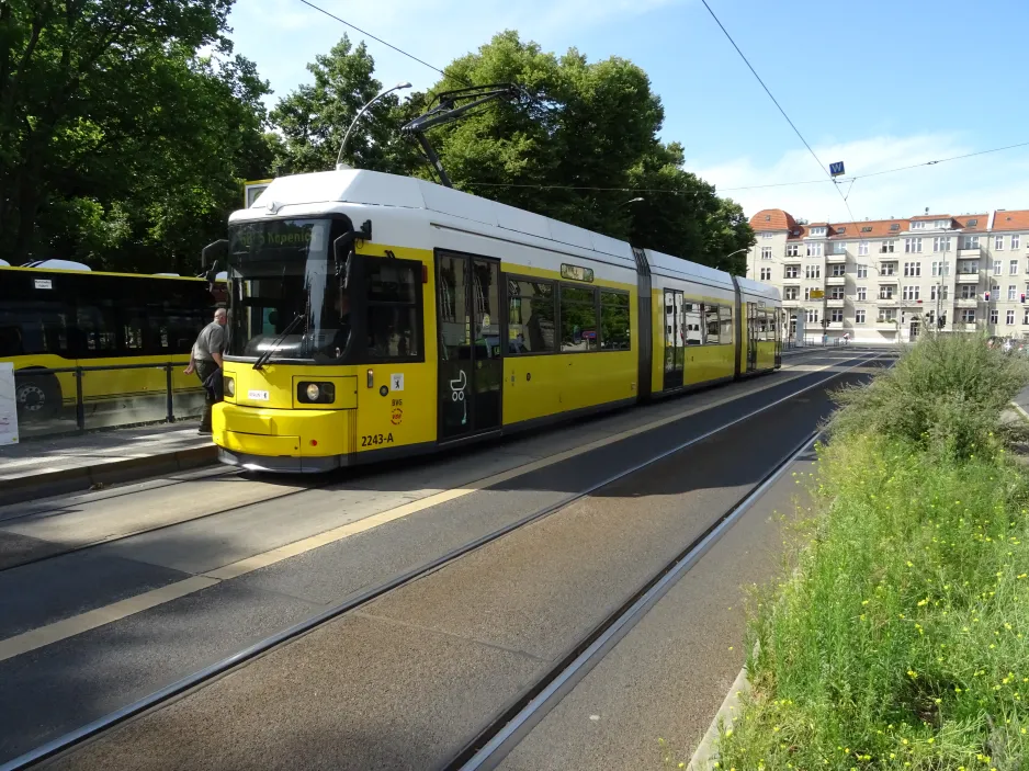 Berlin Straßenbahnlinie 68 mit Niederflurgelenkwagen 2243 am Bahnhofstr. / Lindenstr. (2024)