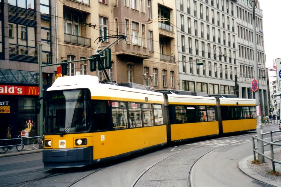 Berlin Zusätzliche Linie 13 mit Niederflurgelenkwagen 1055 in der Kreuzung Friedrichstraße/Oranienburger Straße (2002)