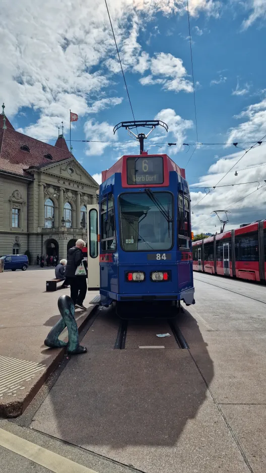 Bern Regionallinie 6 mit Gelenkwagen 84 am Zytglogge (2024)