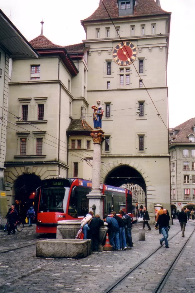 Bern Straßenbahnlinie 3 mit Niederflurgelenkwagen 751 auf Marktgasse (2006)