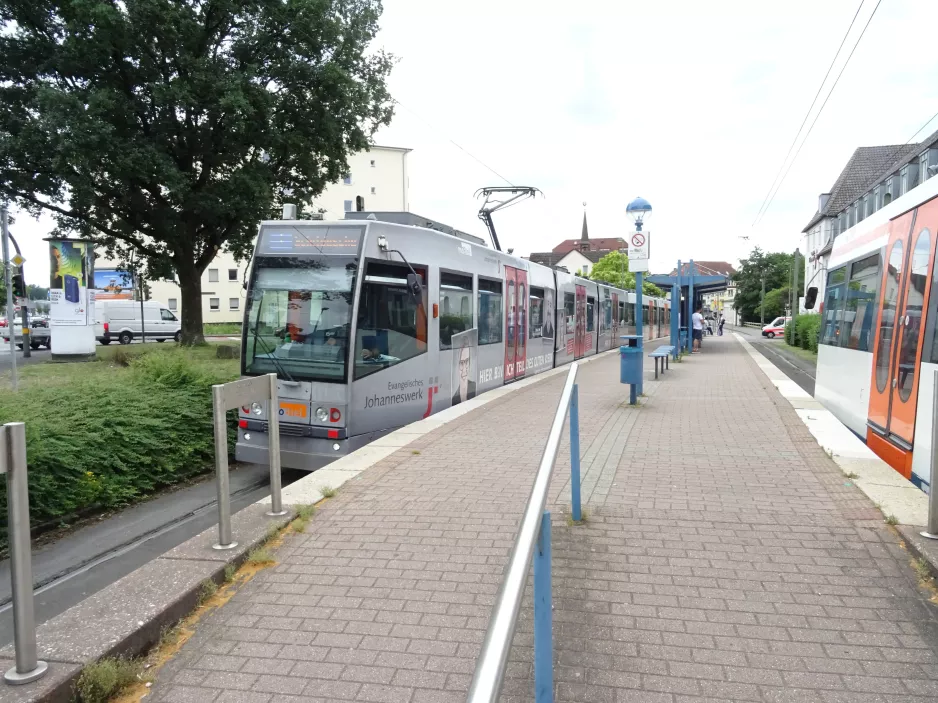 Bielefeld Straßenbahnlinie 1 mit Gelenkwagen 563 am Johannesstift (2020)