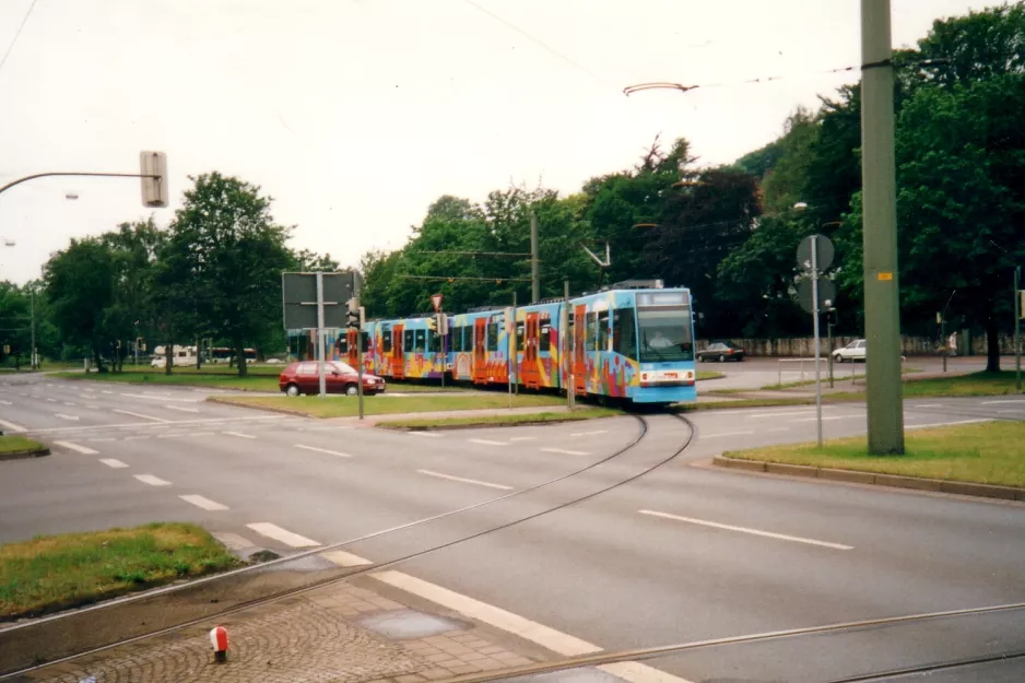 Bielefeld Straßenbahnlinie 1 mit Gelenkwagen 578 auf Adenauerplatz (2002)