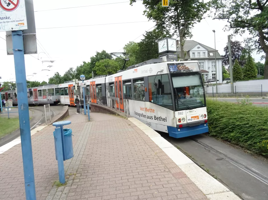 Bielefeld Straßenbahnlinie 1 mit Gelenkwagen 592 am Johannesstift (2020)