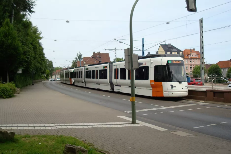 Bielefeld Straßenbahnlinie 2 mit Gelenkwagen 5006 "Amt Jöllenbeck" am Prießallee (2016)