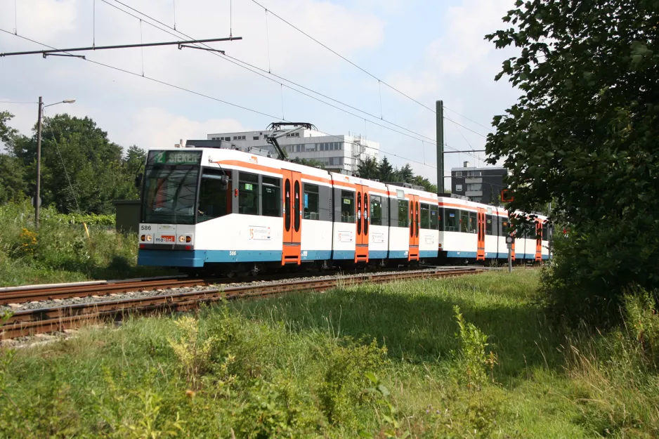 Bielefeld Straßenbahnlinie 2 mit Gelenkwagen 586 nahe bei Baumheide (2006)