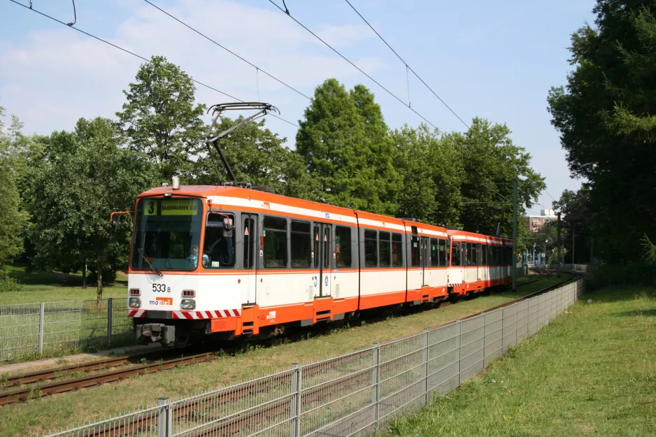 Bielefeld Straßenbahnlinie 3 mit Gelenkwagen 533nah Lutherkirche (2006)