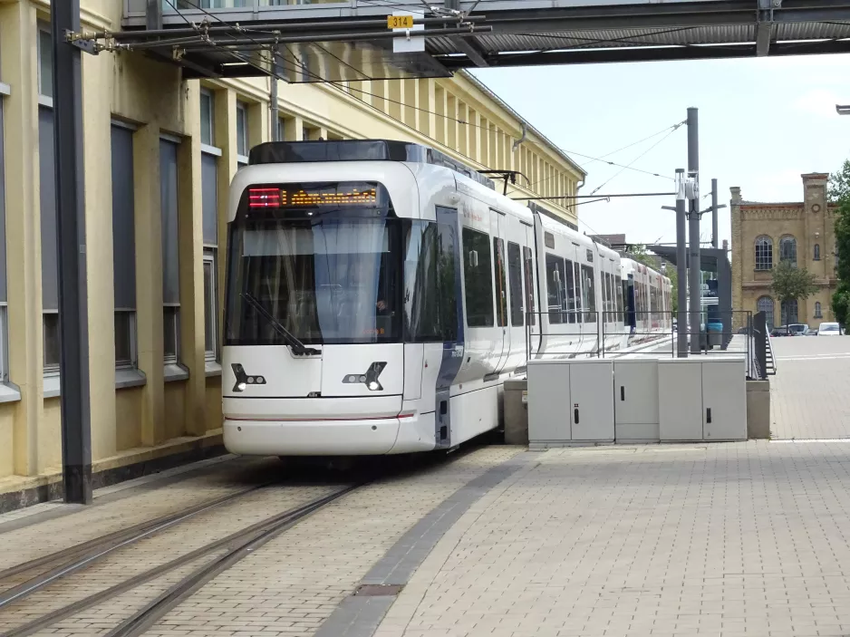 Bielefeld Straßenbahnlinie 4 mit Gelenkwagen 5009 am Dürkopp Tor 6 (2020)