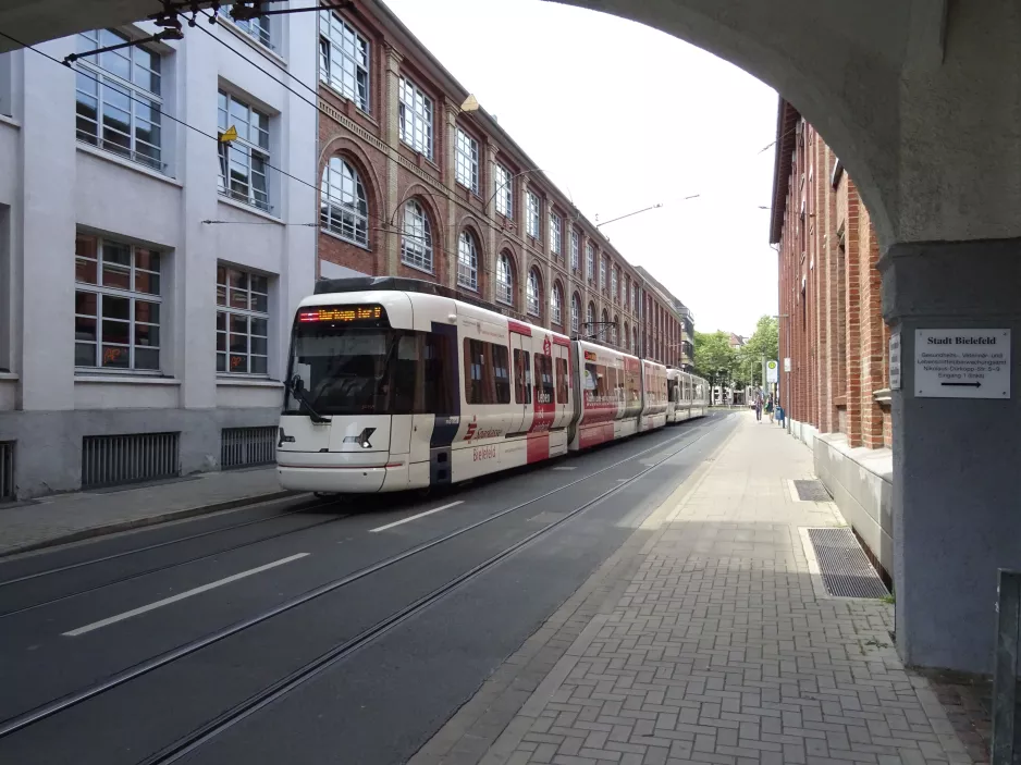 Bielefeld Straßenbahnlinie 4 mit Gelenkwagen 5015 auf Nikolaus-Durkopp-Str. (2020)